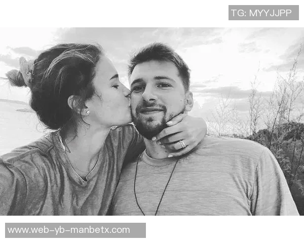 神仙眷侣侯永永低调晒女友甜蜜瞬间两人恋情曝光引发热议