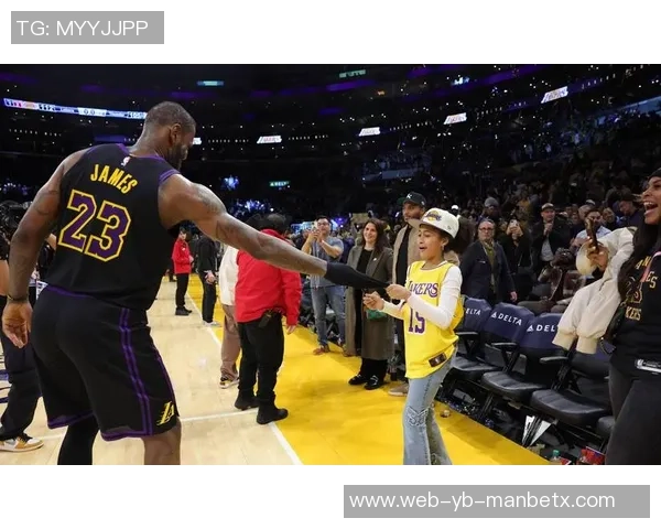 詹姆斯强调比赛关键时刻发球手的重要性并呼吁加强日常发球训练